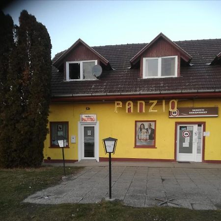 Hotel Fekete Macska Panzio Tata Exterior foto