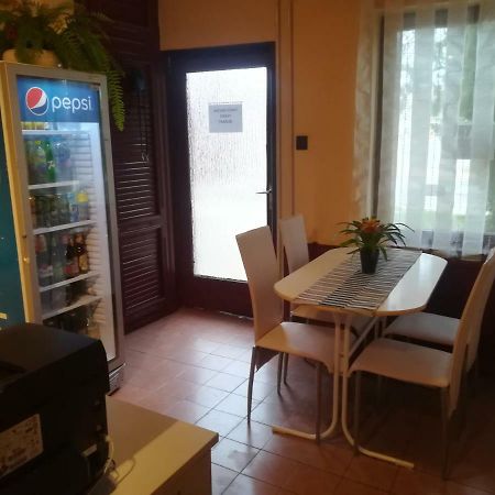 Hotel Fekete Macska Panzio Tata Exterior foto