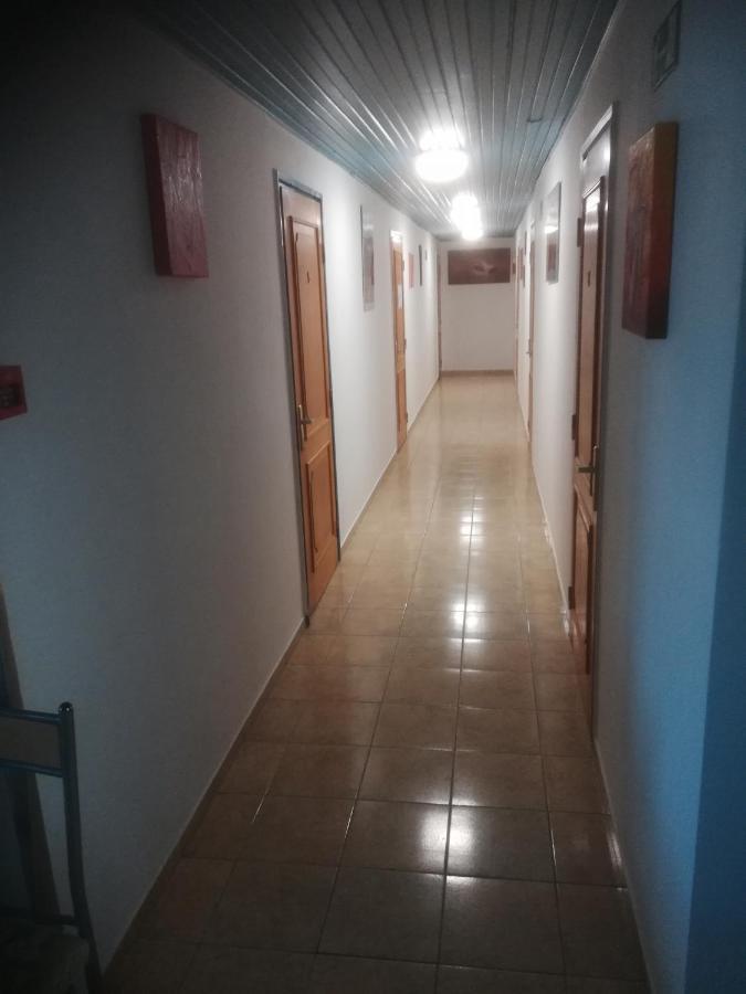 Hotel Fekete Macska Panzio Tata Exterior foto
