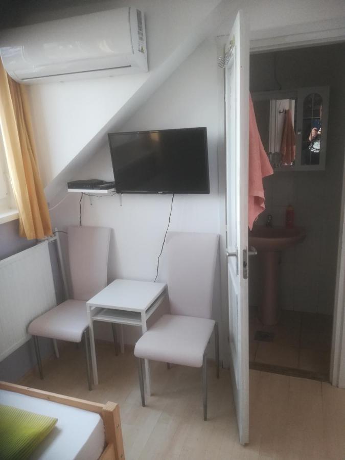 Hotel Fekete Macska Panzio Tata Exterior foto