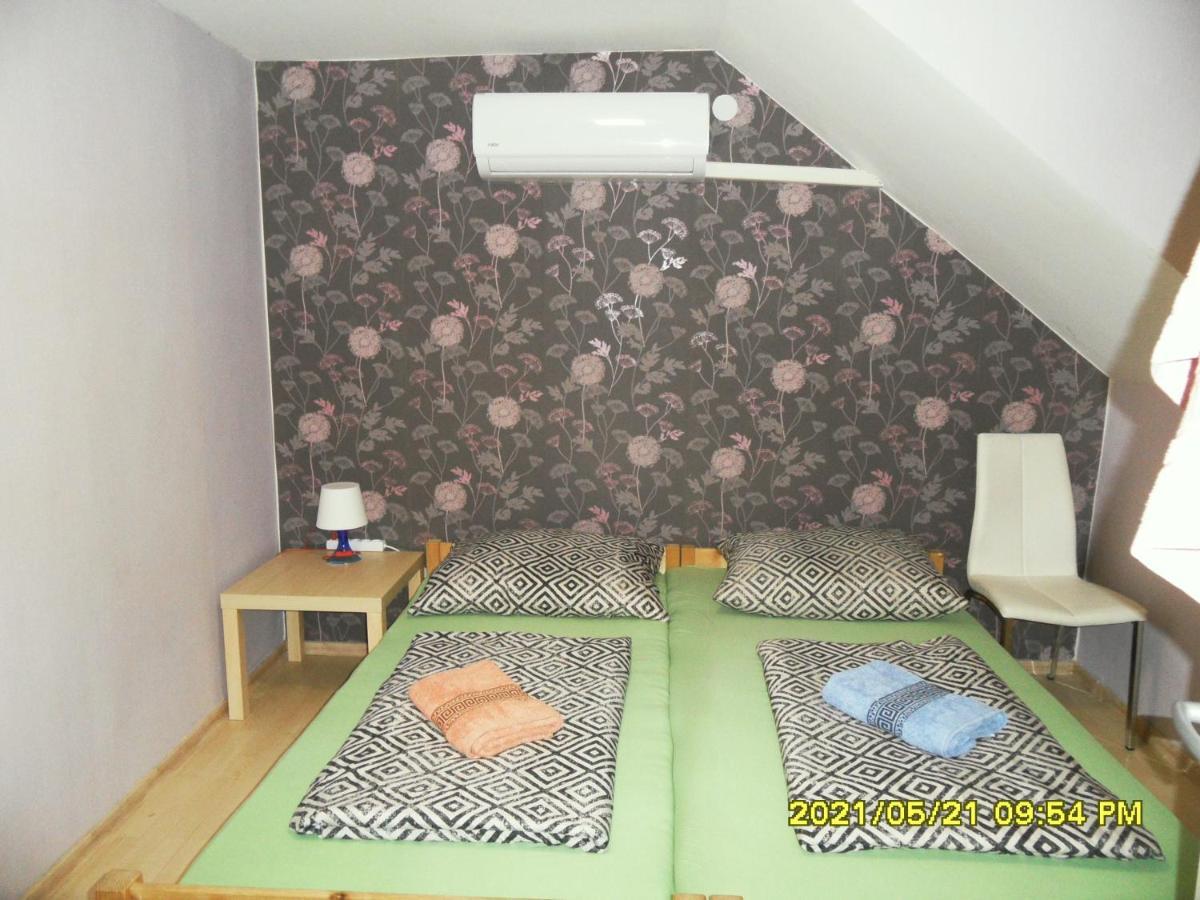 Hotel Fekete Macska Panzio Tata Exterior foto