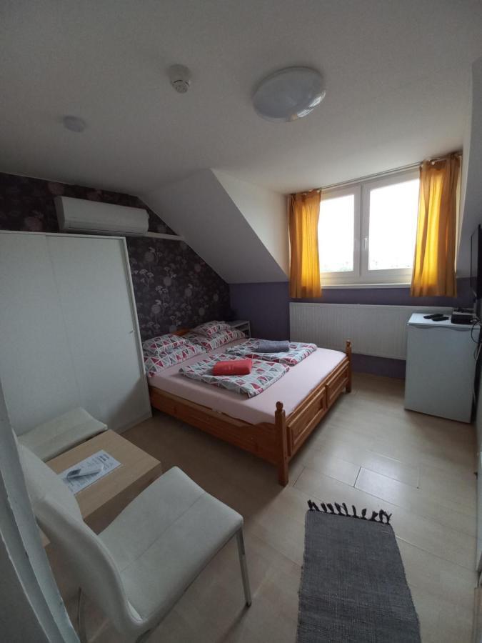Hotel Fekete Macska Panzio Tata Exterior foto