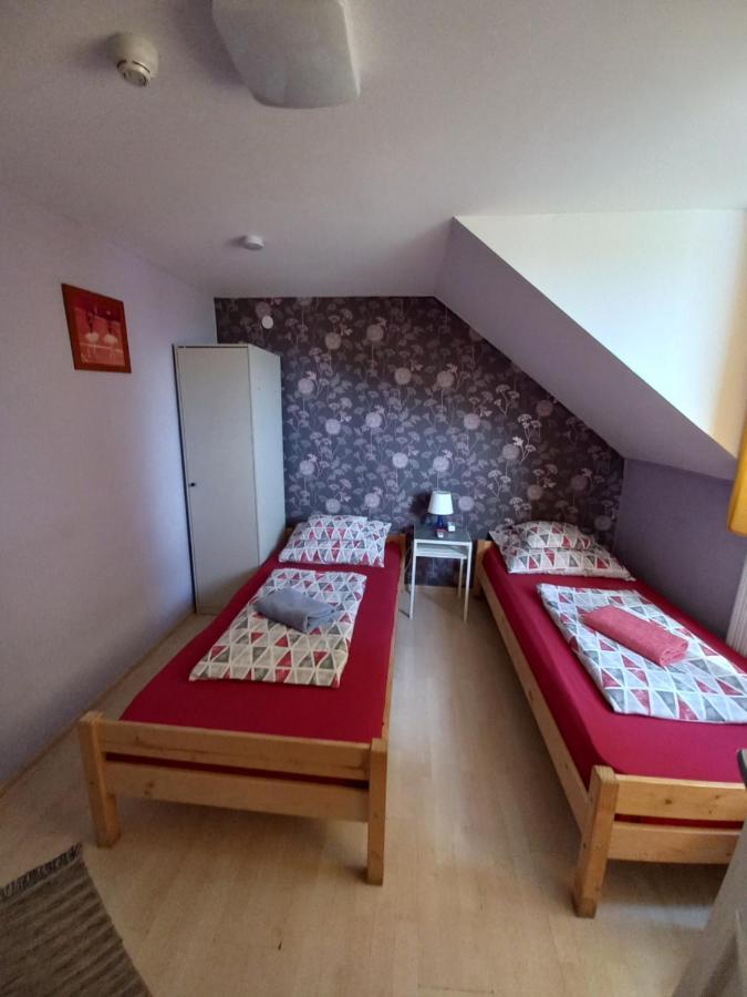 Hotel Fekete Macska Panzio Tata Exterior foto