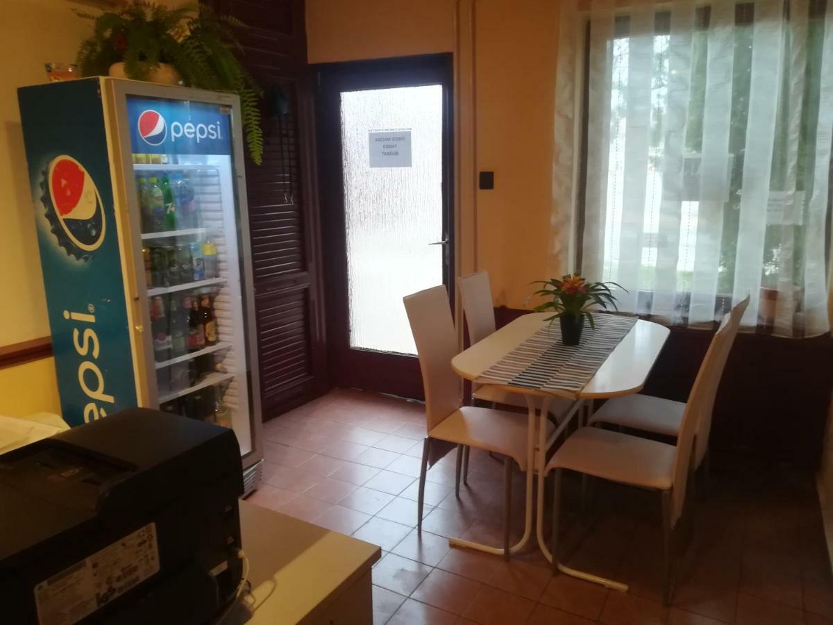 Hotel Fekete Macska Panzio Tata Exterior foto