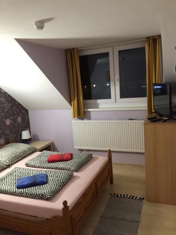 Hotel Fekete Macska Panzio Tata Exterior foto